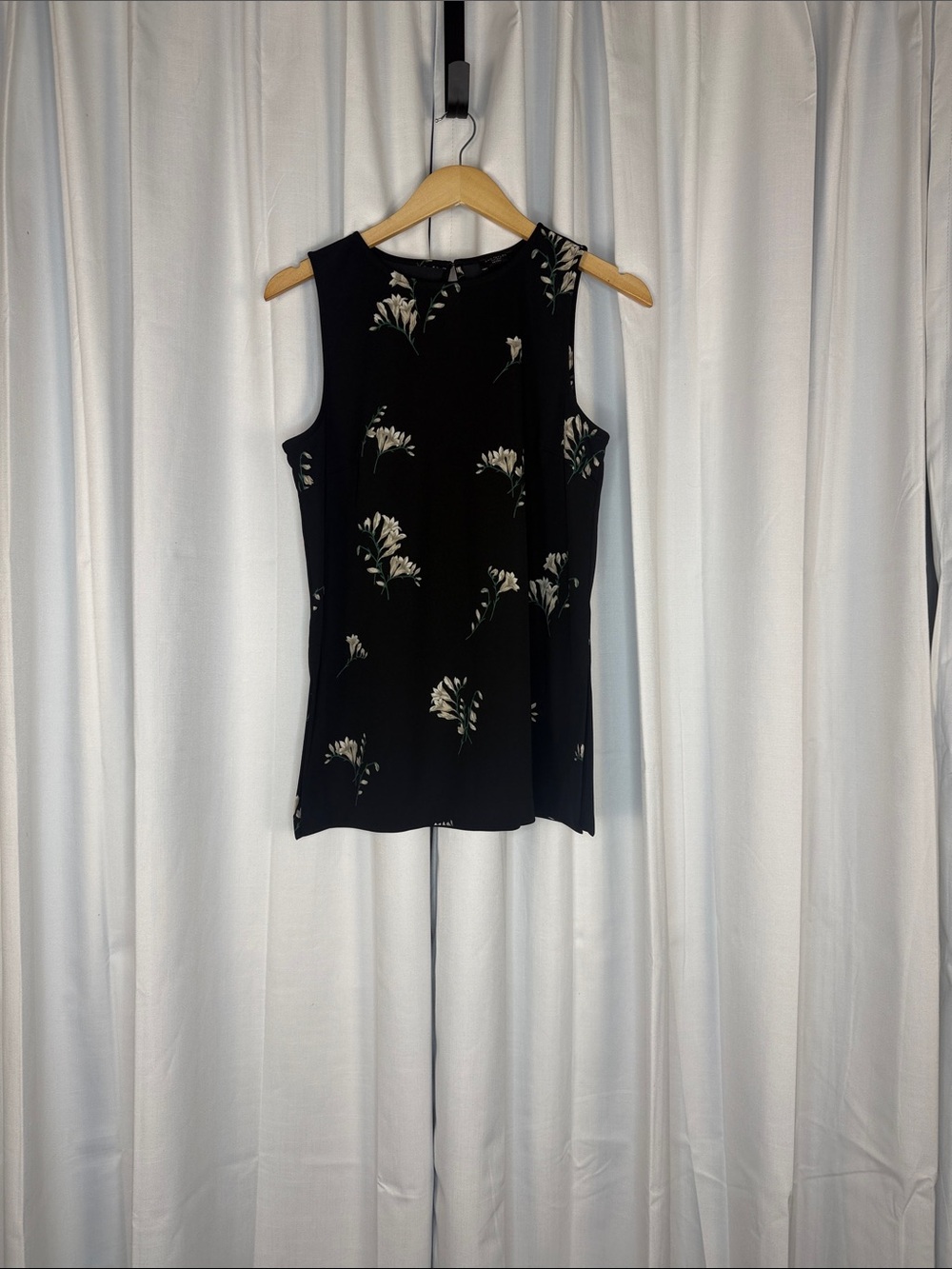 Ann Taylor Factory Black Floral Sleeveless Shell